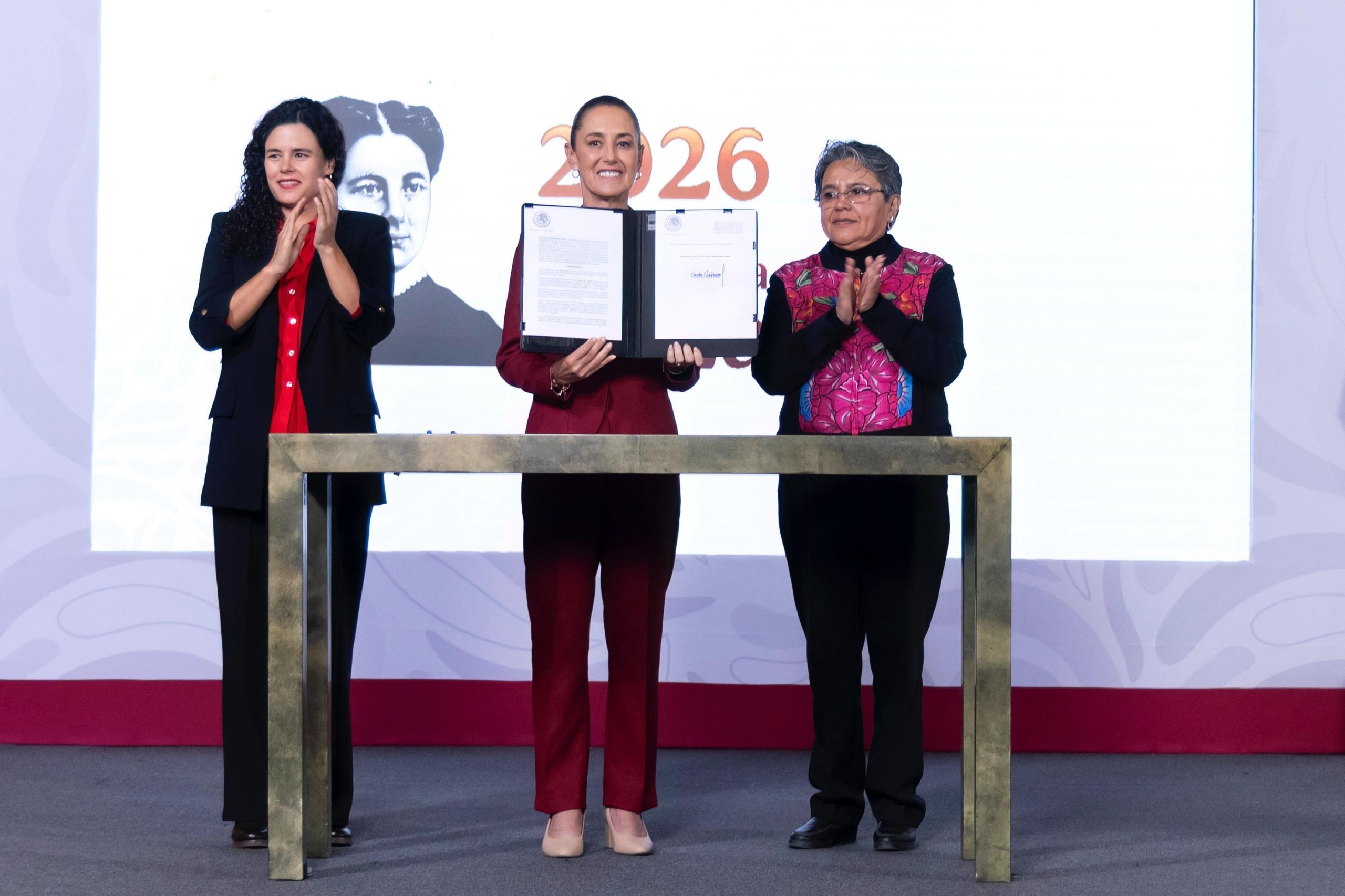 FIRMA CLAUDIA SHEINBAUM FIRMA DECRETO PARA FORTALECER LA TRANSPARENCIA EN EL GOBIERNO DE MÉXICO