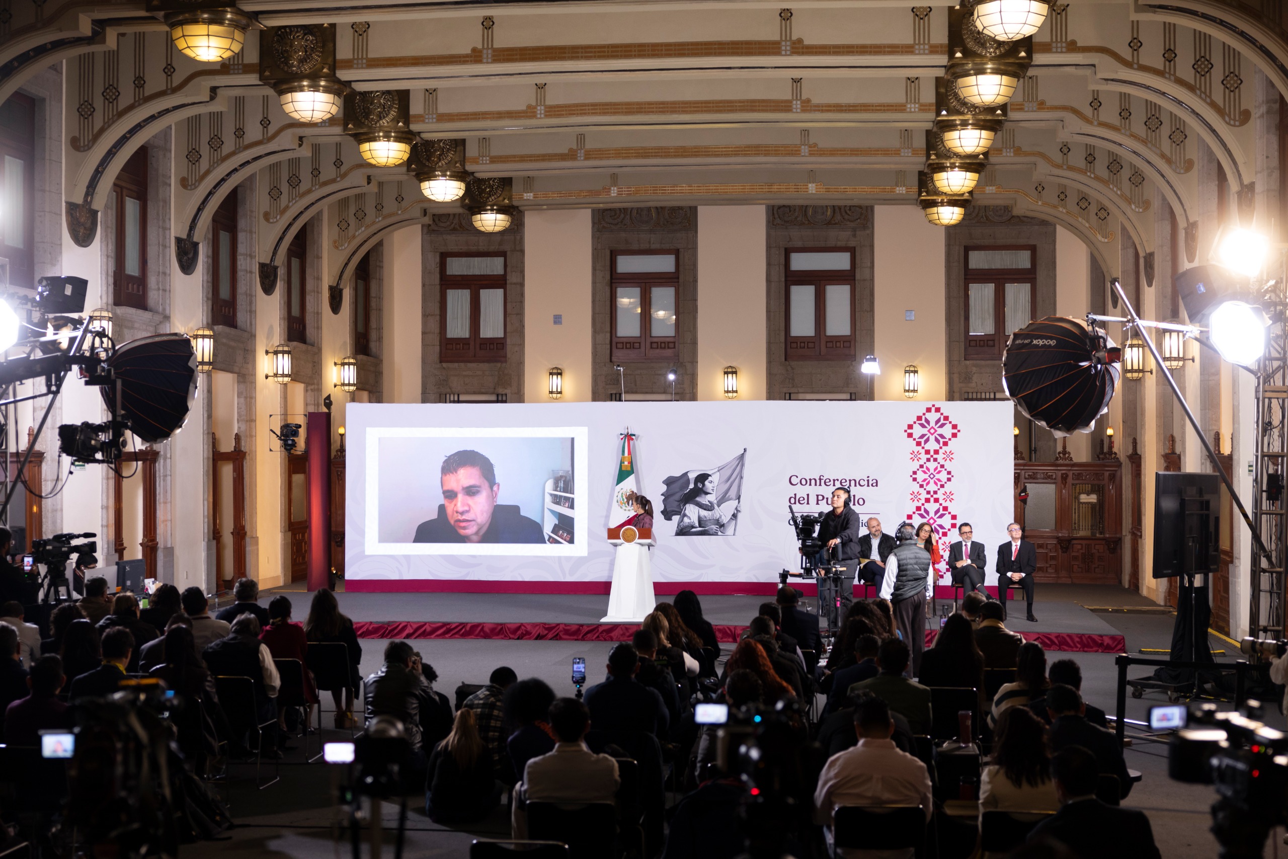 ANUNCIA CLAUDIA SHEINBAUM CONSULTA A MAESTROS SOBRE PROPUESTA DE REGULACIÓN DE USO DE CELULARES EN LAS ESCUELAS