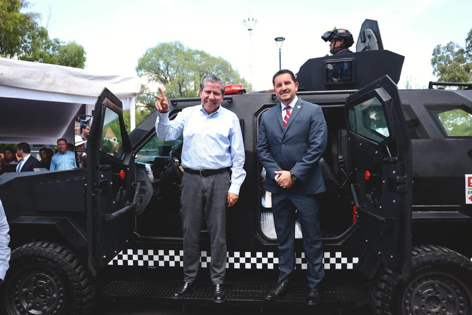ENTREGA DAVID MONREAL VEHÍCULO TÁCTICO BLINDADO, TORRE MÓVIL DE VIDEOVIGILANCIA CON IA Y TECNOLOGÍA ANTIDRONE A LA POLICÍA MUNICIPAL DE FRESNILLO