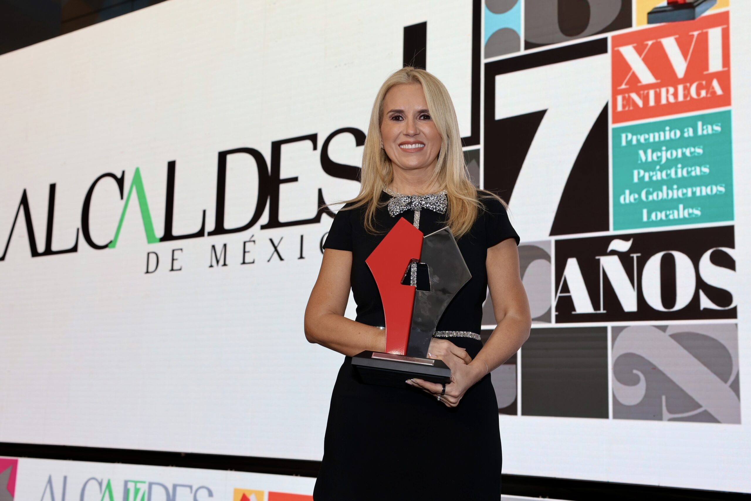 RECIBE ROMINA CONTRERAS PREMIO ALCALDES POR EL SISTEMA MUNICIPAL DE COMUNICACIÓN Y EMERGENCIAS 24/7