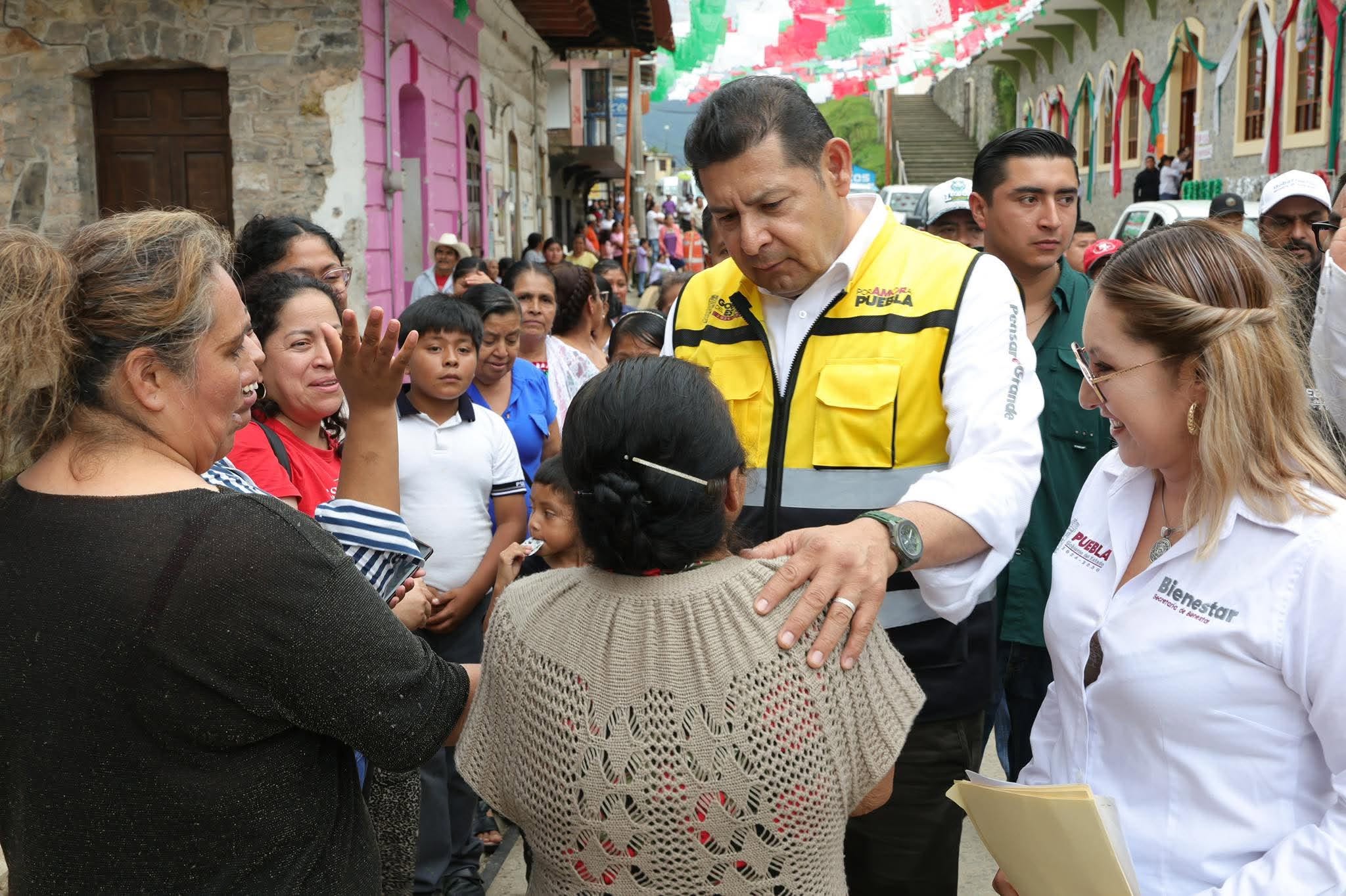 ENCABEZA GOBIERNO DE PUEBLA ATENCIÓN INMEDIATA PARA RECUPERAR CAMINOS Y PROTEGER FAMILIAS SERRANAS