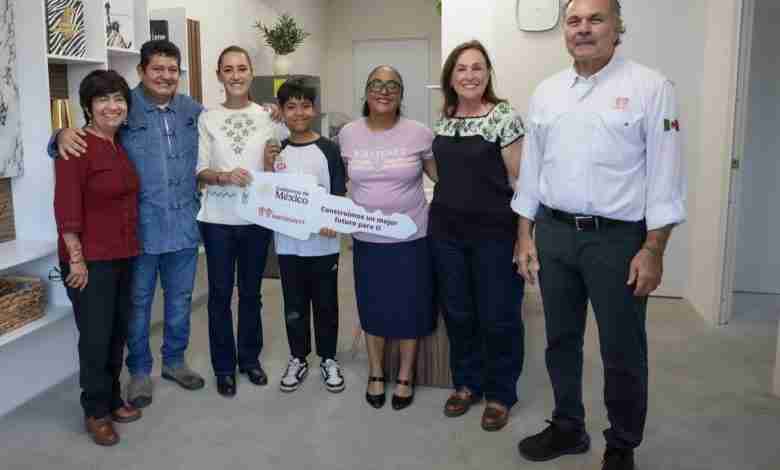 VERACRUZ, VERACRUZ.- La Presidenta Claudia Sheinbaum informó que el Programa de Vivienda para el Bienestar registra un avance del 43 por ciento de una meta de 1.8 millones de nuevas viviendas en todo el país, de las cuales hoy otorgó 900 en la entidad, la entrega más grande del programa hasta el momento. “Aprendimos a trabajar por la gente y aprendimos su modo de trabajo al Presidente López Obrador y desde entonces no nos separamos, porque seguimos luchando por transformar nuestro país y me da mucho gusto, mucho orgullo que hoy podamos decir que ya llevamos 43 por ciento de avance del programa de Vivienda para el Bienestar”, reveló. La Jefa del Ejecutivo Federal resaltó que con la Cuarta Transformación aumentó el salario mínimo y se capitalizaron instituciones como el Instituto del Fondo Nacional de la Vivienda para los Trabajadores (Infonavit) y el Instituto Mexicano del Seguro Social (IMSS), lo que permitirá construir 1.2 millones de viviendas y 12 mil nuevas camas de hospital, respectivamente. Recordó que José María Morelos y Pavón decía que “los gobiernos deben procurar la felicidad del pueblo”; por ello, la entrega de las llaves de su casa a las y los derechohabientes significa un hecho muy emotivo. El director general del Infonavit, Octavio Romero Oropeza, destacó que la meta sexenal de vivienda en Veracruz pasó de 31 mil a 60 mil casas nuevas con una inversión de más de 38 mil millones de pesos (mdp), de las cuales 50 mil ya están contratadas y se sumarán 7 mil más en los próximos meses, lo que representa un avance del 93 por ciento en la entidad. Detalló que hoy se realizó la entrega más grande del programa con 900 del Infonavit Tejería, donde se van a construir un total de 7 mil 504 viviendas. La secretaria de Desarrollo Agrario, Territorial y Urbano, Edna Elena Vega Rangel, detalló que en Veracruz la meta es de 107 mil nuevas Viviendas para el Bienestar, de las cuales 63 mil 896 ya están comprometidas, lo que representa un avance de 59 por ciento; además de 23 mil 106 créditos de mejoramiento de vivienda; la reducción o condonación de créditos impagables en beneficio de 221 mil familias; y el avance en la entrega de 20 mil escrituras del Instituto Nacional del Suelo Sustentable (INSUS).