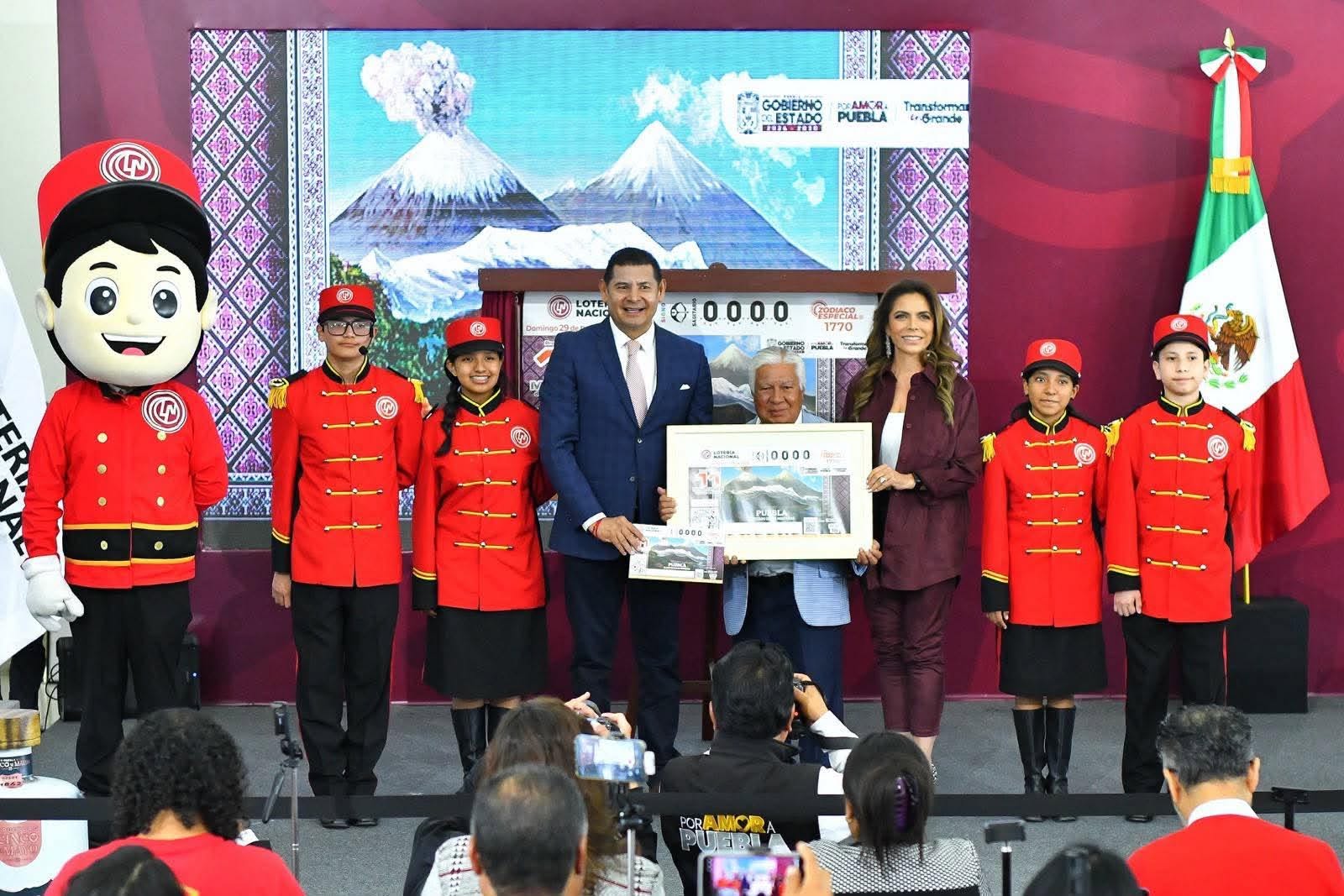 DEVELAN OLIVIA SALOMÓN Y ALEJANDRO ARMENTA BILLETE DE LA LOTERÍA INSPIRADO EN PUEBLA Y SUS MAJESTUOSAS MONTAÑAS