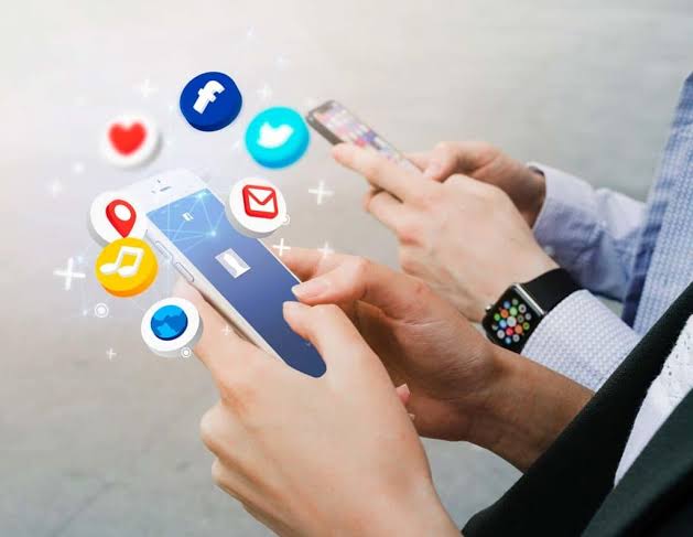LA TRANSFORMACIÓN DE LAS RELACIONES PÚBLICAS CON EL ARRIBO DE LAS REDES SOCIALES