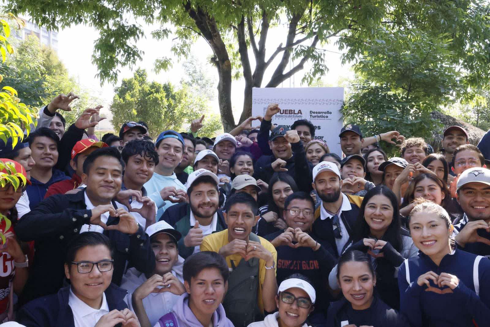 CONVIVE ALEJANDRO ARMENTA CON JÓVENES Y COMPARTE CON ELLOS PROYECTOS DE DESARROLLO