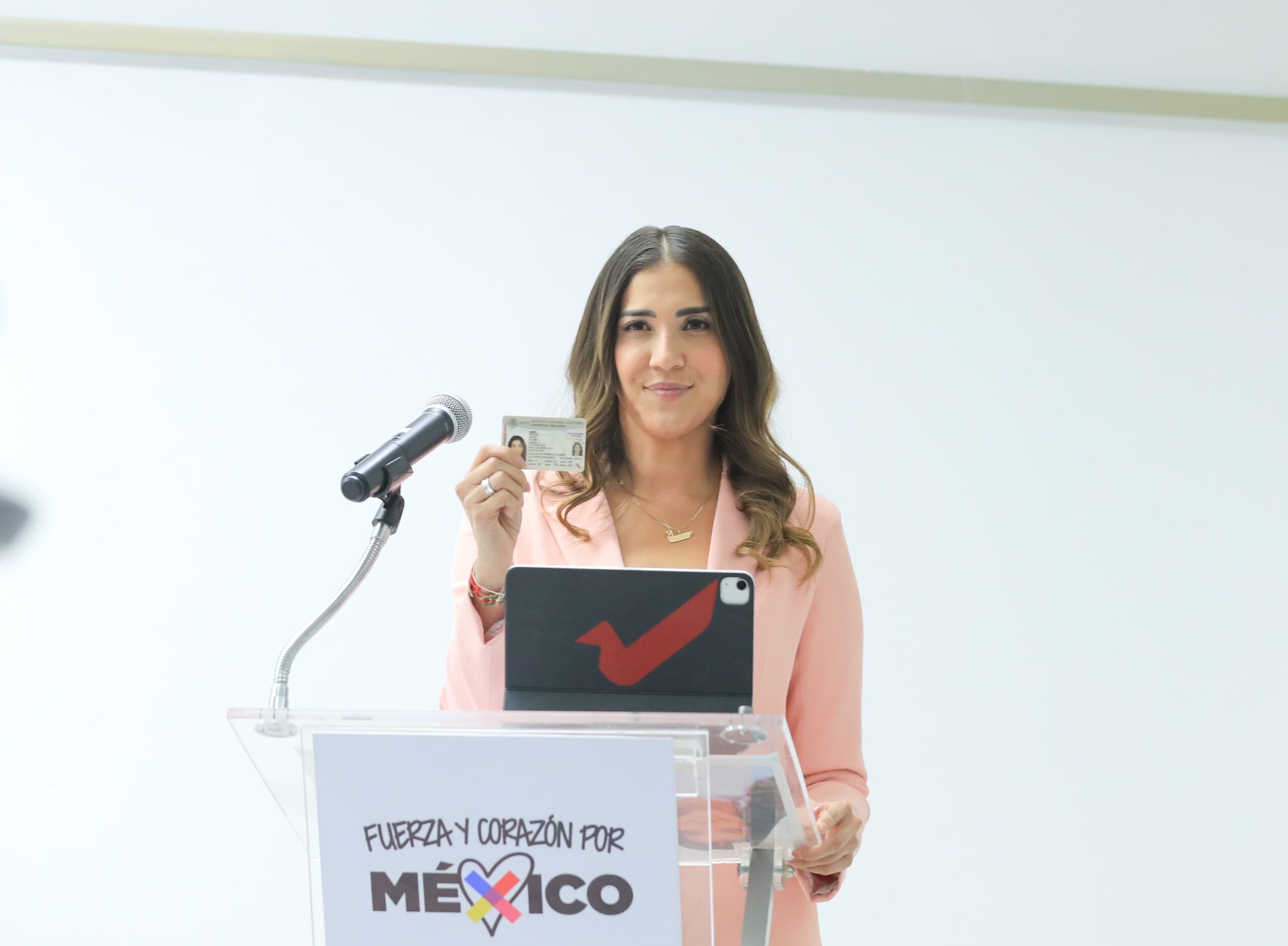 PALOMA SÁNCHEZ ES LA CANDIDATA AL SENADO QUE PROPONE Y CONFRONTA