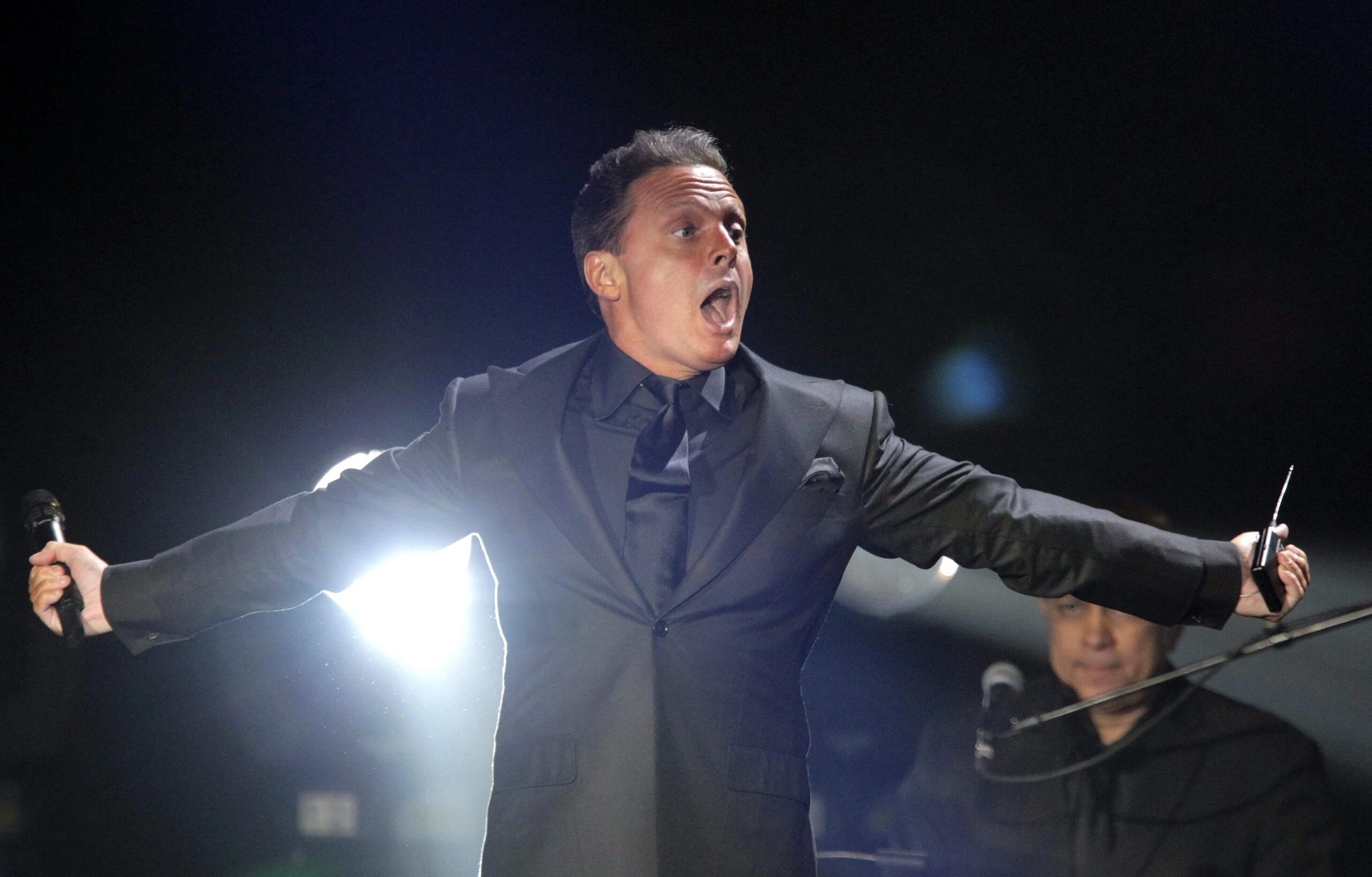 DERRITE LUIS MIGUEL LOS FESTIVALES DE CÁDIZ Y LA CORUÑA A SU PASO POR ESPAÑA