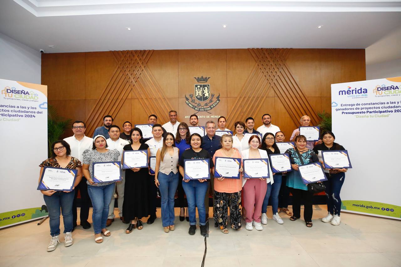 ENTREGA ALEJANDRO RUZ CONSTANCIAS A GANADORES DE PROYECTOS DEL PRESUPUESTO PARTICIPATIVO DE MÉRIDA
