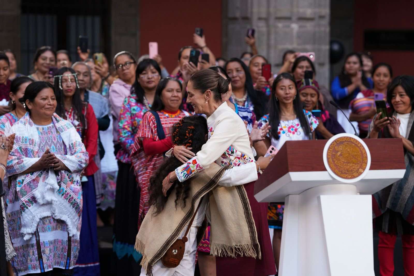 ANUNCIA CLAUDIA SHEINBAUM NUEVOS APOYOS PARA MUJERES ARTESANAS