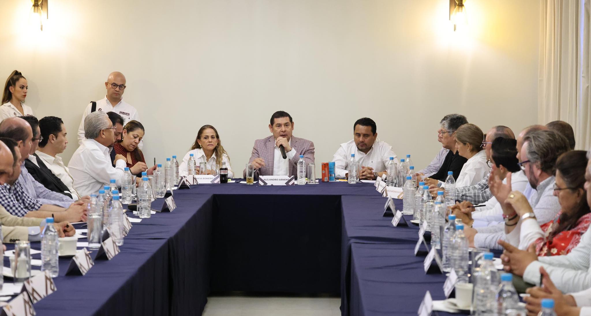 GOBIERNO DE TRANSICIÓN ESTABLECE MESA DE TRABAJO EN TEHUACÁN PARA DESARROLLO ECONÓMICO