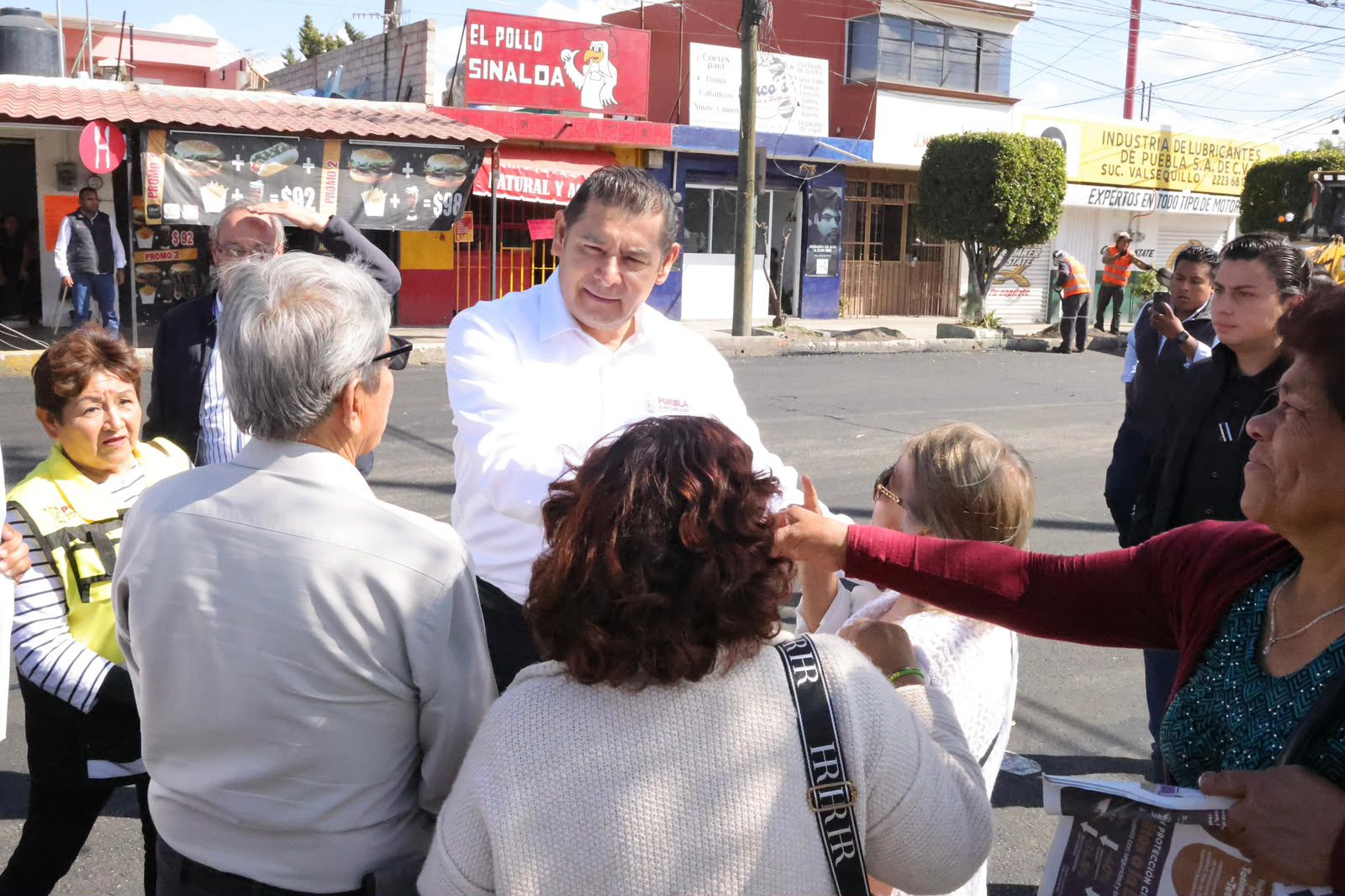 DESTACA CLAUDIA SHEINBAUM ESTRATEGIA DE ALEJANDRO ARMENTA PARA PAVIMENTACIÓN CON MAQUINARIA PROPIA