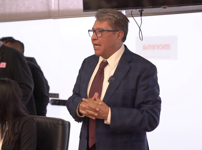 “NI NOS VAMOS A RAJAR, NI NOS VAMOS A DEJAR, NI NOS VAMOS A BAJAR”: RICARDO MONREAL