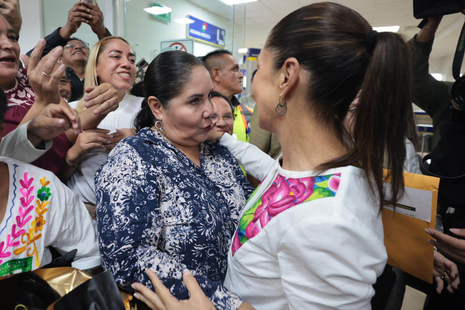 RECIBE EL SURESTE DE VERACRUZ CON ENTUSIASMO A CLAUDIA SHEINBAUM