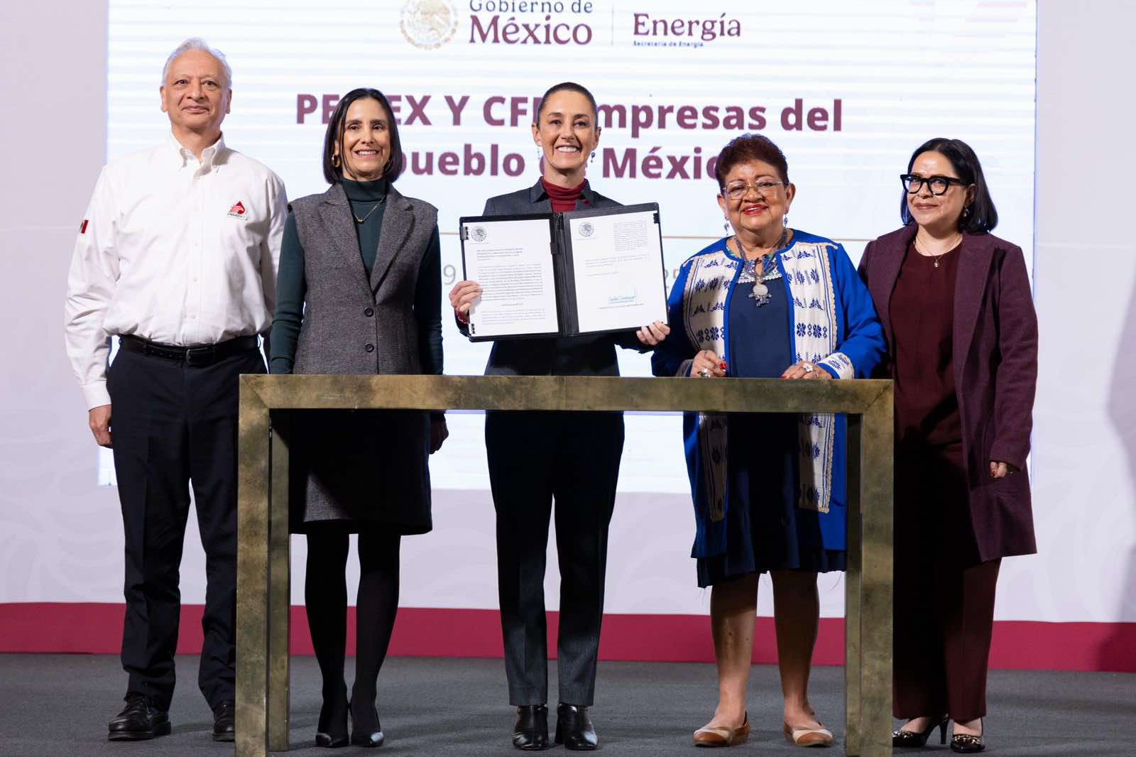 FIRMA CLAUDIA SHEINBAUM LEYES SECUNDARIAS QUE REVIERTEN REFORMA ENERGÉTICA DE 2013