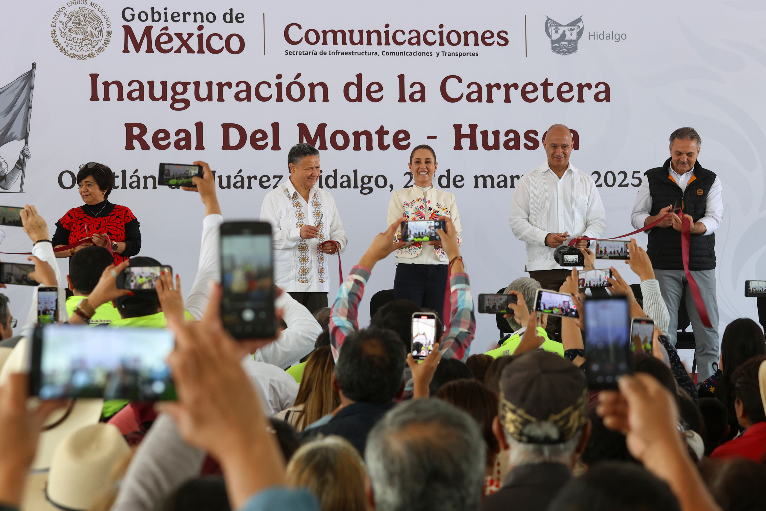 ENCABEZAN CLAUDIA SHEINBAUM Y JULIO MENCHACA CORTE DE LISTÓN INAUGURAL DE LA CARRETERA REAL DEL MONTE-HUASCA