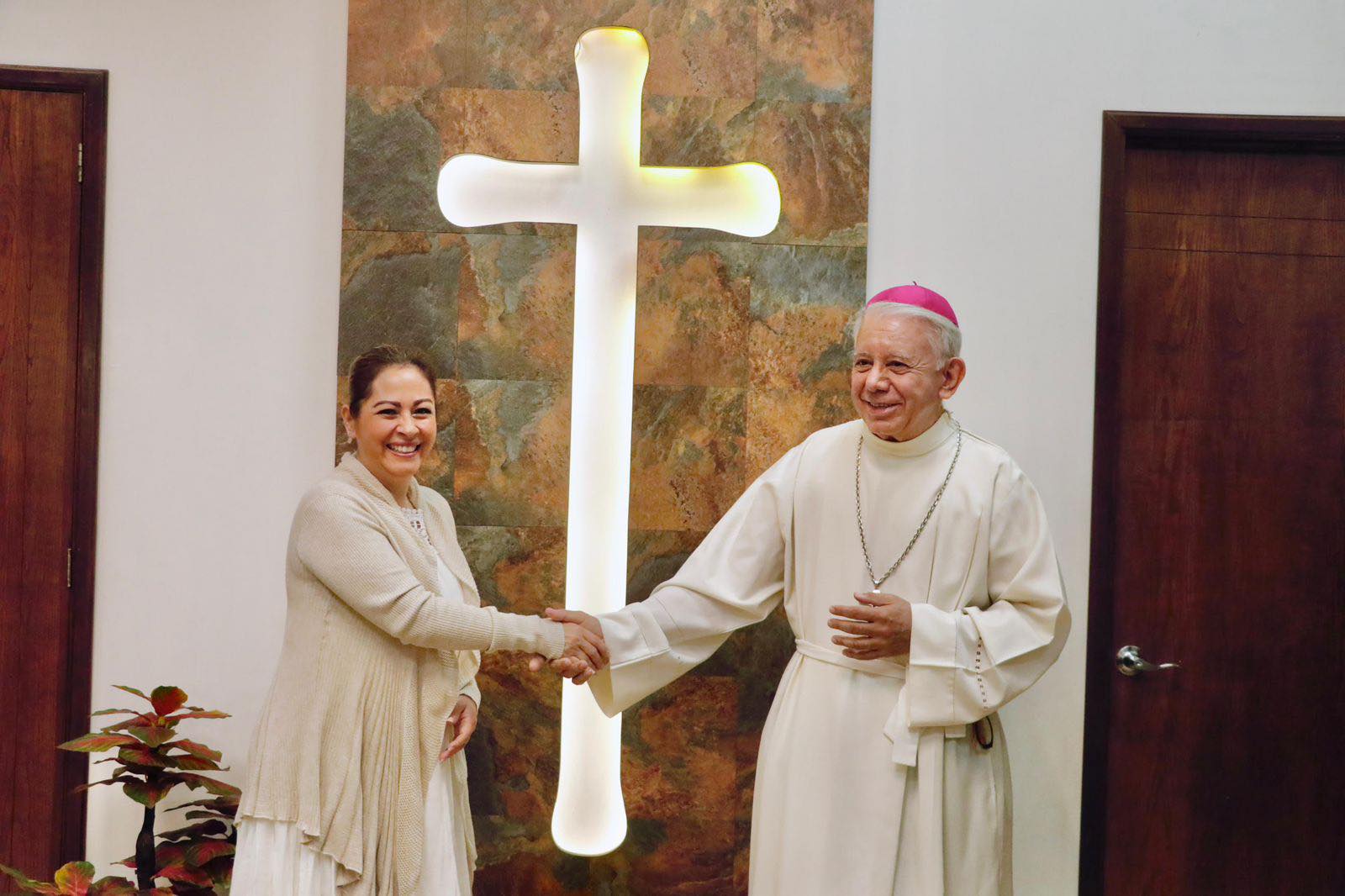 UNEN ESFUERZOS LA IGLESIA Y LUCY MEZA, EN FAVOR DE LA PAZ