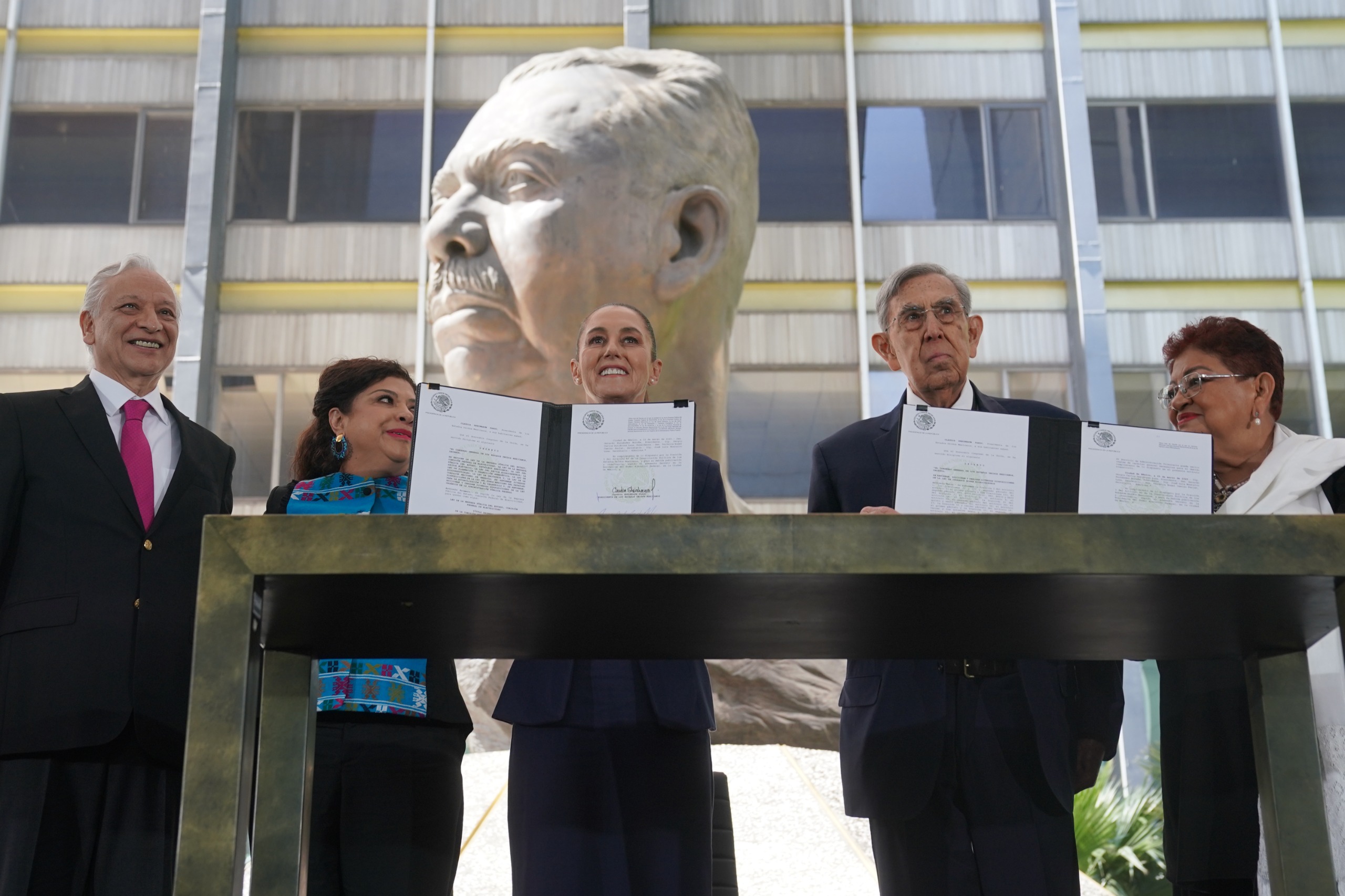 FIRMA CLAUDIA SHEINBAUM DECRETO QUE PERMITE RECUPERAR A PEMEX Y CFE COMO EMPRESAS PÚBLICAS DEL ESTADO